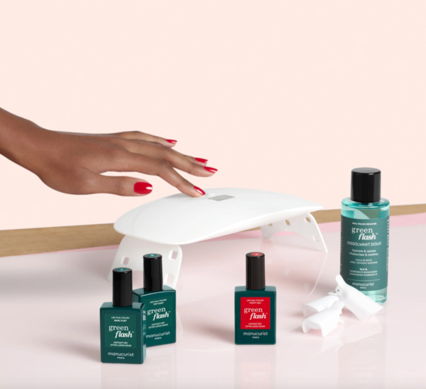 kit manicurist avec une lampe uv, un dissolvent, un vernis, une base coat, un top coat et des pinces